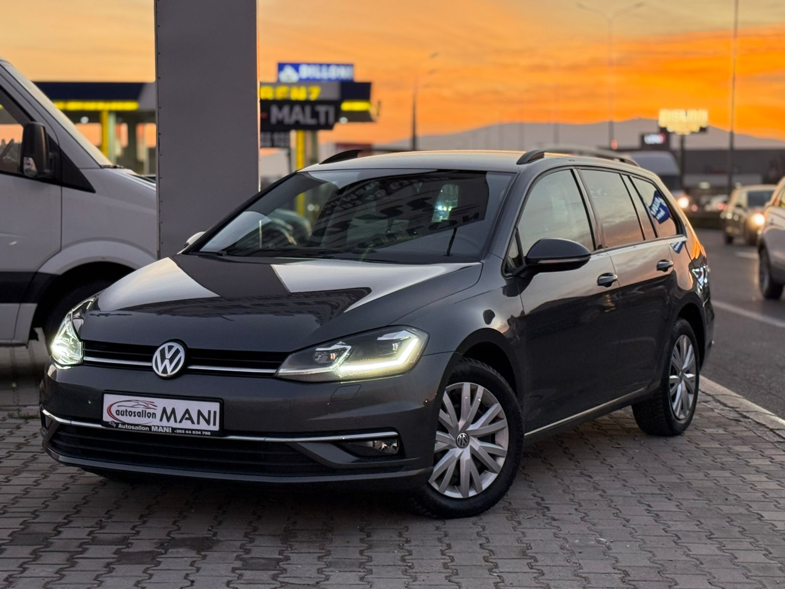 White VW Golf Variant